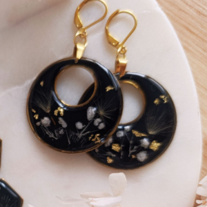 Tieto výrazné čierne náušnice sú určené pre ženu, ktorá sa nebojí ukázať svoj štýl. Čierna živica vytvára elegantný kontrast s bielou gypsomilkou, symbolom čistoty a ľahkosti