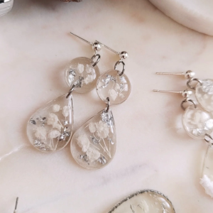 Jemné visiace strieborné náušnice v tvare slzičky sú stvorené pre ženy, ktoré milujú čistotu, eleganciu a drobnú poéziu v detailoch.