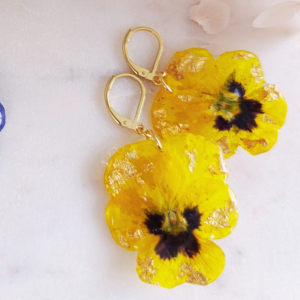 Jemné ručne vyrábané náušnice zo žltých sirôtok v živici. Šperk plný radosti, ženskosti a spojenia s prírodou od Jana Lu