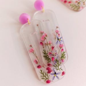 Romantické visiace náušnice ručne vyrábané zo živých kvetov. Jemný šperk, ktorý podčiarkne ženskosť a prirodzený pôvab od Jana Lu Design.