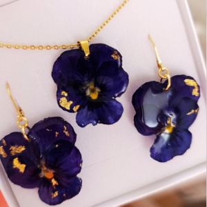 Dokonale zladený set fialové sirôtky náušníc a prívesku s fialovými sirôtkami. Ručne vyrábaný šperk s jemnou symbolikou a energiou