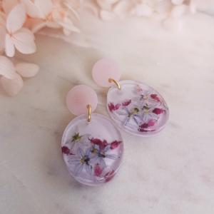 emné ružové náušnice zo živých kvetov v živici. Elegantný doplnok pre každý deň, vytvorený s láskou a dôrazom na detail