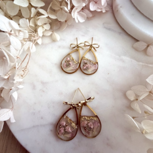 Náušnice Kvapky s mašličkou – ružová ruža, gypsomilka a perličky