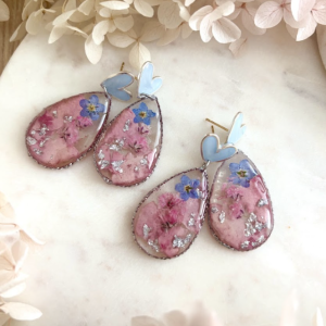 Elegantné kvapkové náušnice s nezábudkami. Jemný šperk s hlbokým významom, ktorý spája prírodu a emóciu od Jana Lu Design.