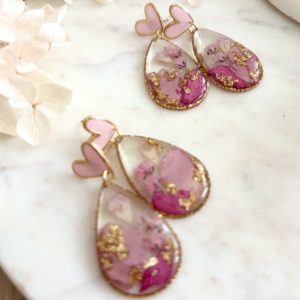 Ručne vyrábané náušnice s ružovou ružou a gypsomilkou. Symbol lásky, jemnosti a ženskosti v nadčasovom dizajne.