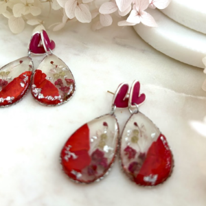 Náušnice s červenou ružou a tmavoružovou gypsomilkou sú symbol vášne, sily a ženského sebavedomia. Pre ženu, ktorá v sebe spája silu aj citlivosť.