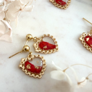Tieto náušnice s červenou ružou v sebe nesú energiu odvahy, odhodlania a sebavedomia. Pomôžu ti cítiť sa živo, žensky a neprehliadnuteľne aj v dňoch, keď ti chýba iskra