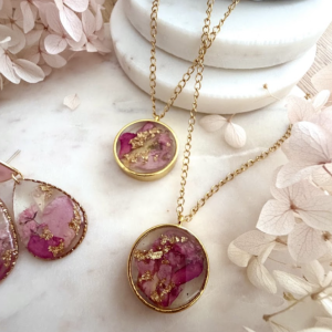 emný prívesok s ružovou ružou v živici. Symbol lásky a ženskosti, ručne vytvorený ako osobný talizman