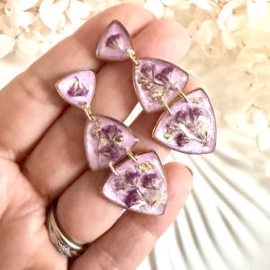 Fialové náušnice s gypsomilkou