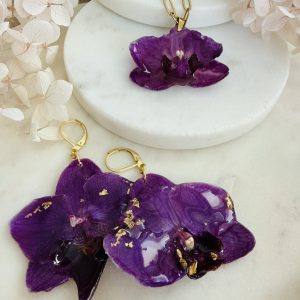 Visiace náušnice s fialovou orchideou