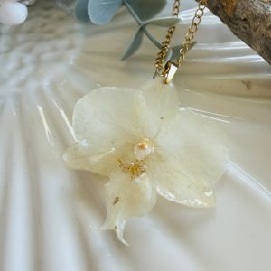 Retiazka s bielou orchideou