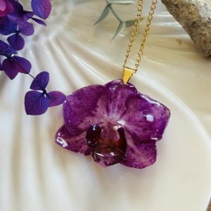 Retiazka s fialovou orchideou
